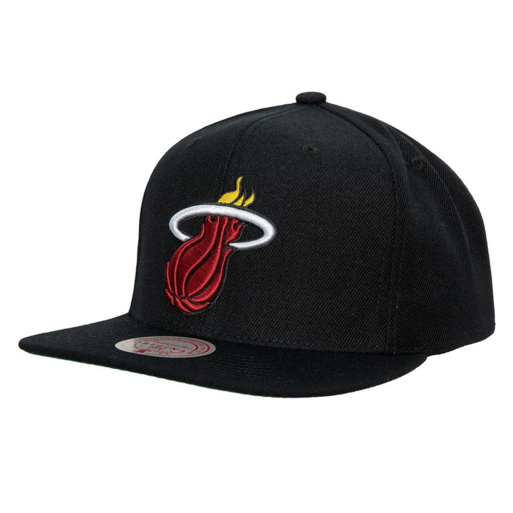 HHSS2976 MHEYYPPPBLCK - Cappelli - Uomo - Mitchell & Ness - SNAPBACK NBA MIAMI HEAT - Nero Logo Fiamma - Fuoco & Stile - Look NBA Deciso