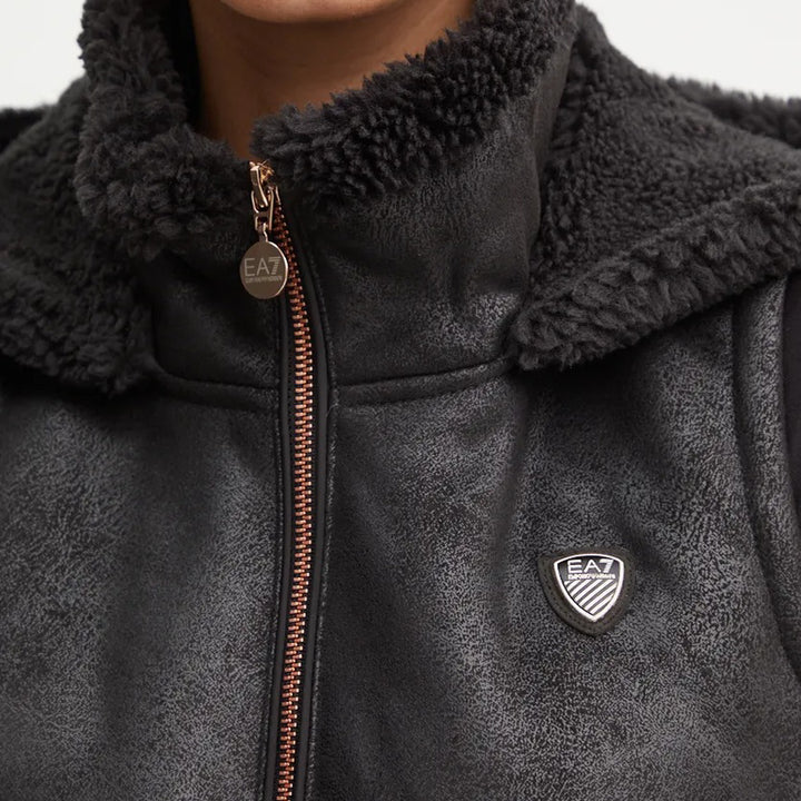 6DTQ04 TNAWZ - Giacche - EMPORIO ARMANI - GILET SMANICATO DONNA - Ecopelle & Montone Sintetico - Marrone & Nero - Imbottitura Leggera - Collo Alto - Outfit Sportivi - Tempo Libero - Abbigliamento Autunno/Inverno