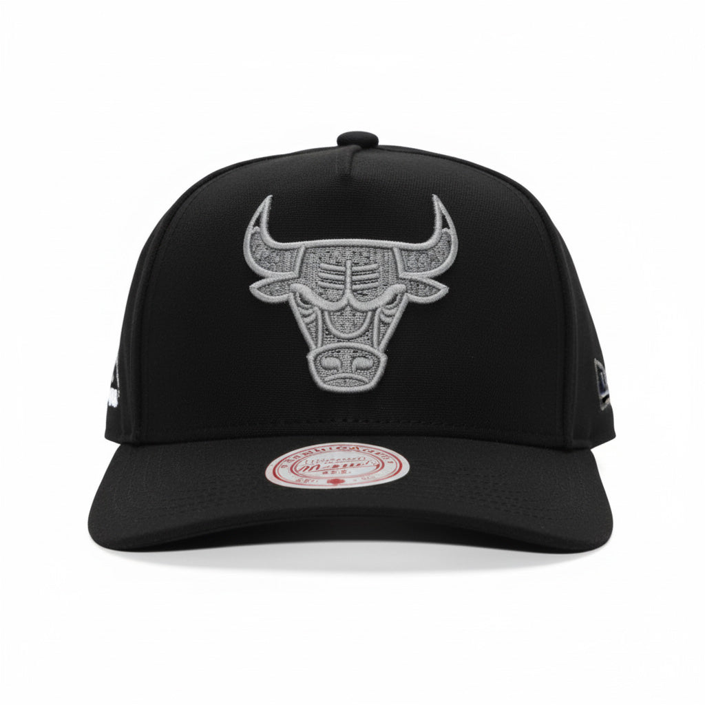 HP13204 CBUBLCK - Cappelli - Mitchell & Ness - SNAPBACK NBA CHICAGO BULLS - Nero / Grigio Argento - Edizione Shadow - Look Monocromatico - Audace - Accessori - Autunno/Inverno - 2025