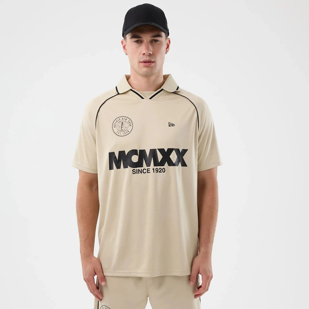 T-SHIRT POLO NEW ERA FOOTBALL "MCMXX" BEIGE UNISEX