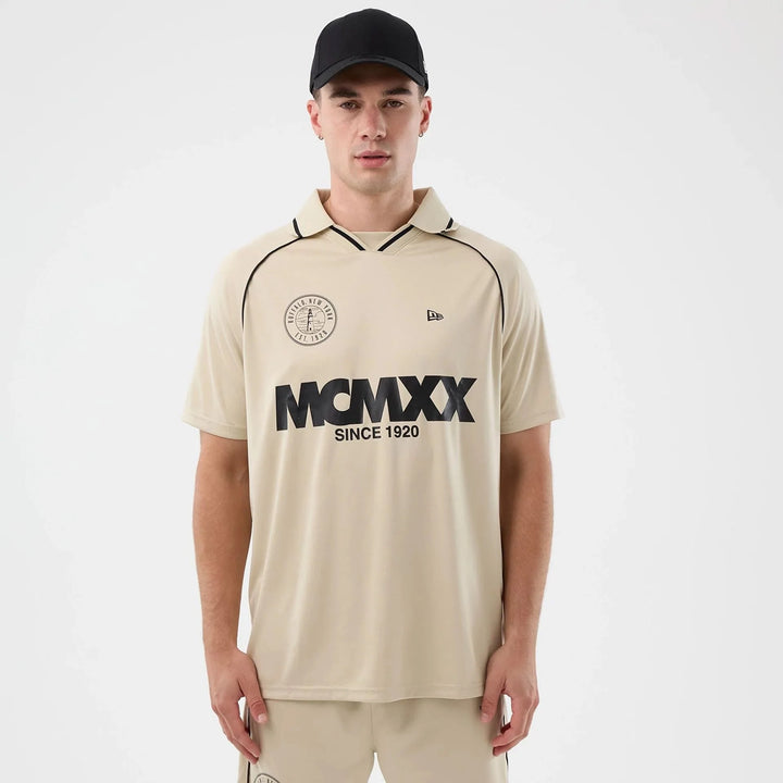 T-SHIRT POLO NEW ERA FOOTBALL "MCMXX" BEIGE UNISEX