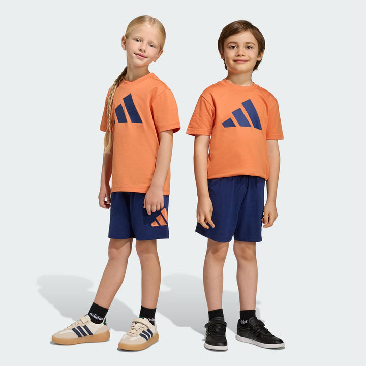COMPLETINO ADIDAS ESSENTIALS T-SHIRT E SHORTS ARANCIONE/BLU