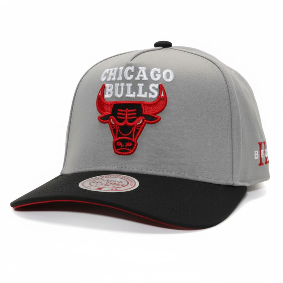 HP13208 CBUBKGY - Cappelli - Unisex/Uomo - Mitchell & Ness - SNAPBACK NBA CHICAGO BULLS - Grigio/Nero - Streetwear - Design Moderno - Stile NBA - Accessori - Autunno/Inverno - 2025