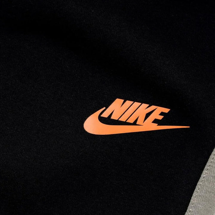 86N497 - Tute - Nike - Completo - BAMBINO/A - Felpa Girocollo & Pantaloni Neri - Patch Grafiche - Trendy Junior - Comfort - Stile Casual