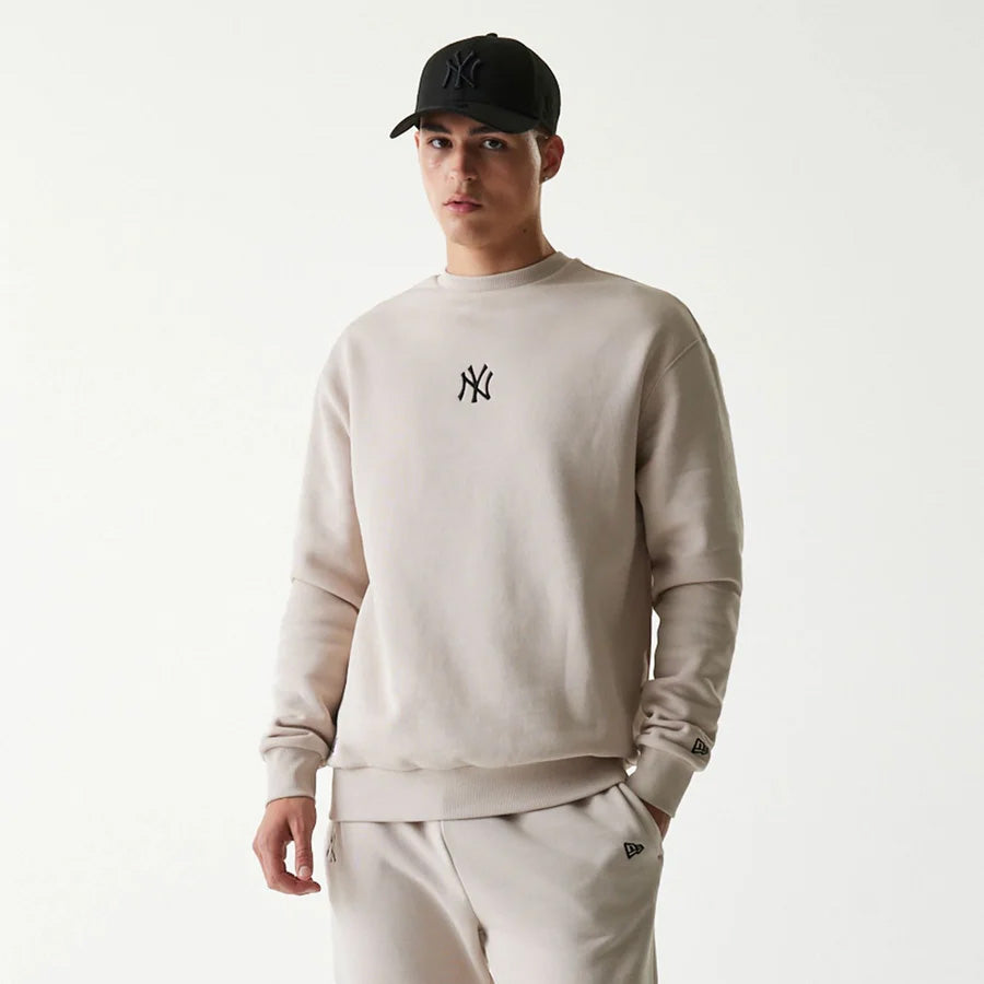 60675773 - Felpe - Uomo - New Era - GIROCOLLO - MLB NY YANKEES - Unisex - LEAGUE ESSENTIAL BEIGE - Casual & Spirito MLB - Capo Essenziale & Versatile - Abbigliamento Autunno/Inverno