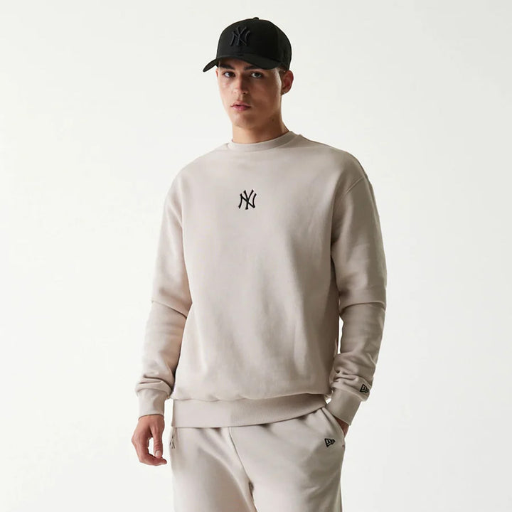 60675773 - Felpe - Uomo - New Era - GIROCOLLO - MLB NY YANKEES - Unisex - LEAGUE ESSENTIAL BEIGE - Casual & Spirito MLB - Capo Essenziale & Versatile - Abbigliamento Autunno/Inverno