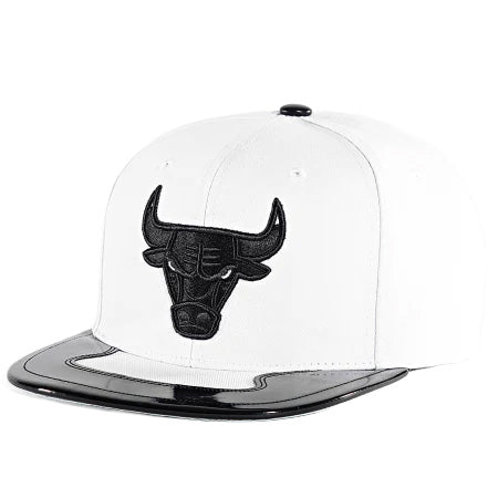 HS8033 CBUWHIT - Cappelli - Uomo - Mitchell & Ness - SNAPBACK NBA CHICAGO BULLS - Bianco/Nero - Snapback A-Frame - Contrasto Elegante - Logo Toro Nero - Accessori - Autunno - Inverno - 2025