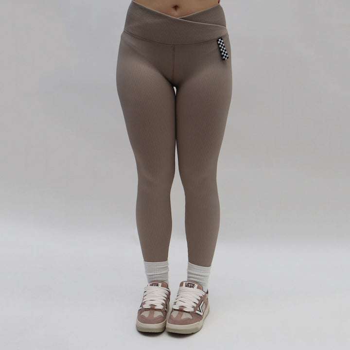 Bundle Vans Donna – Felpa Crop VN000RPM & Leggings coordinati VN000RPJ
