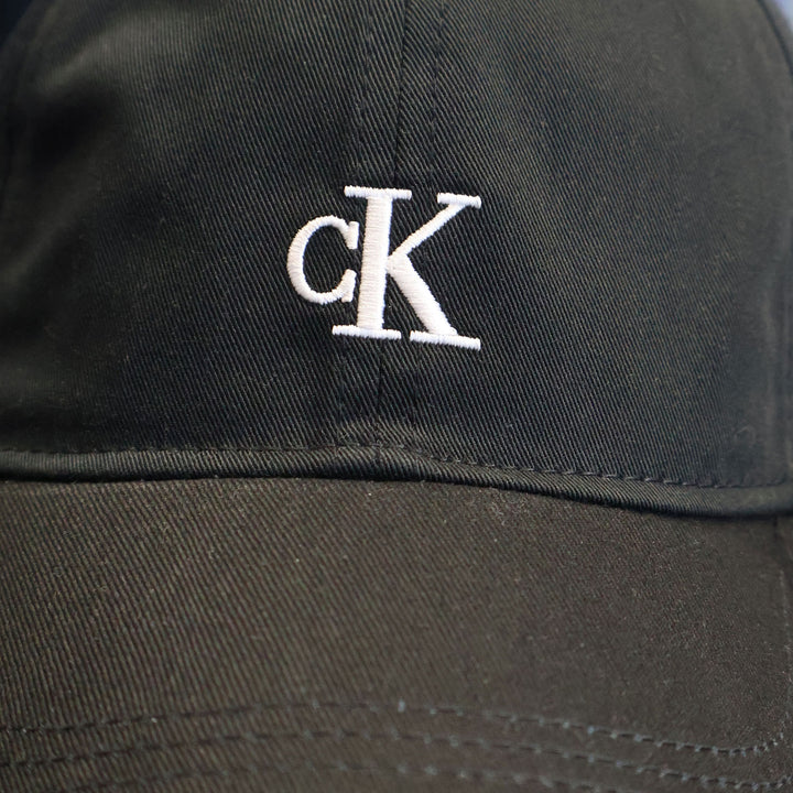 CAPPELLO CALVIN KLEIN JEANS MONOGRAM BUCKET JUNIOR
