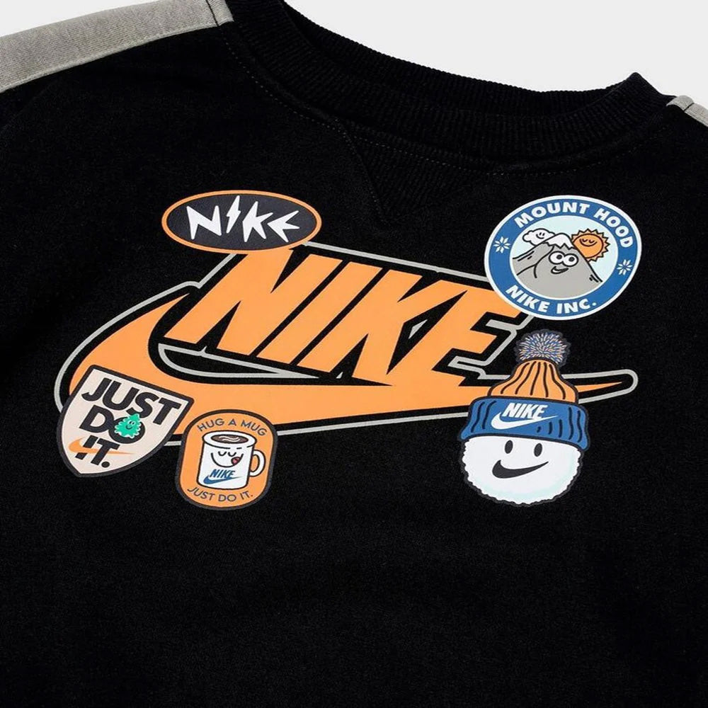 86N497 - Tute - Nike - Completo - BAMBINO/A - Felpa Girocollo & Pantaloni Neri - Patch Grafiche - Trendy Junior - Comfort - Stile Casual