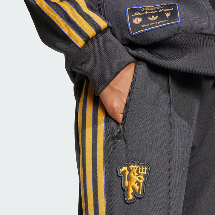 JY1081 - Pantaloni - Sportivi - Bambini - Zip - Adidas - MANCHESTER UNITED ICON - Terrace Icons - Sportswear