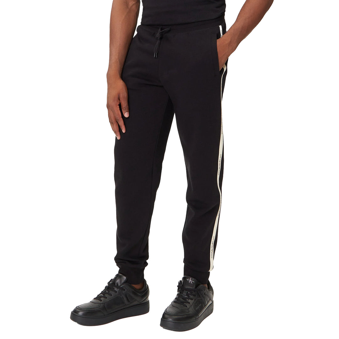 7M000974 AF10377 - Pantaloni - Uomo - Tuta - EMPORIO ARMANI - JERSEY TROUSER - Nero - Logo - Comfort Moderno - Tessuto Jersey - Sportiva - Comoda - Tempo Libero - Viaggi - Abbigliamento Autunno Inverno