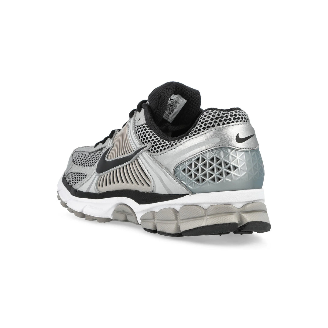 SNEAKERS UOMO NIKE ZOOM VOMERO 5 ARGENTO METALLIZZATO E NERO FJ4151