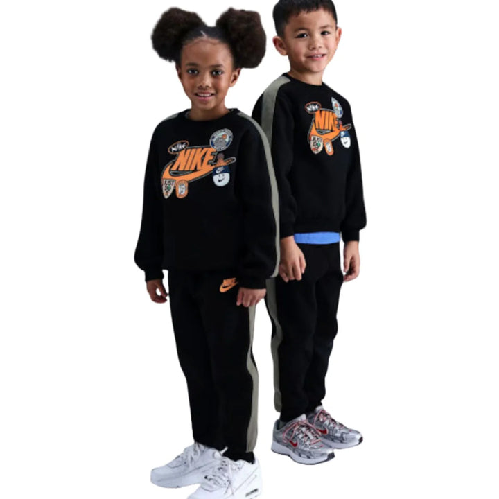 86N497 - Tute - Nike - Completo - BAMBINO/A - Felpa Girocollo & Pantaloni Neri - Patch Grafiche - Trendy Junior - Comfort - Stile Casual