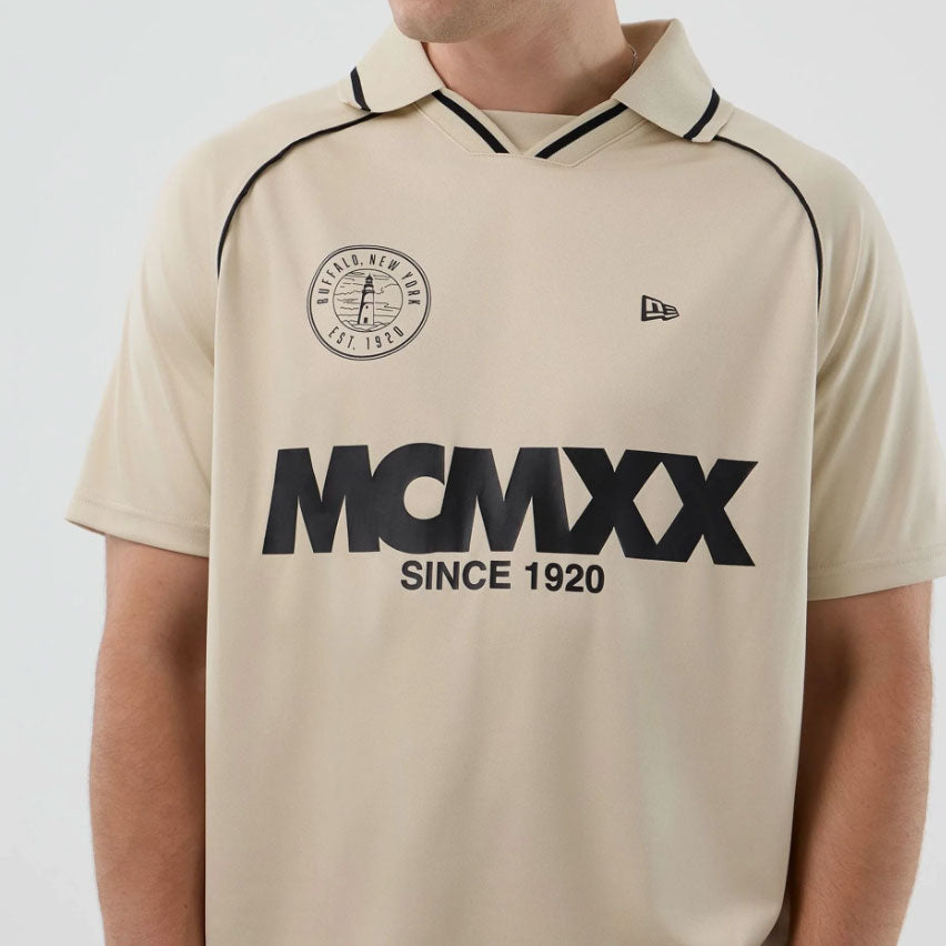 T-SHIRT POLO NEW ERA FOOTBALL "MCMXX" BEIGE UNISEX