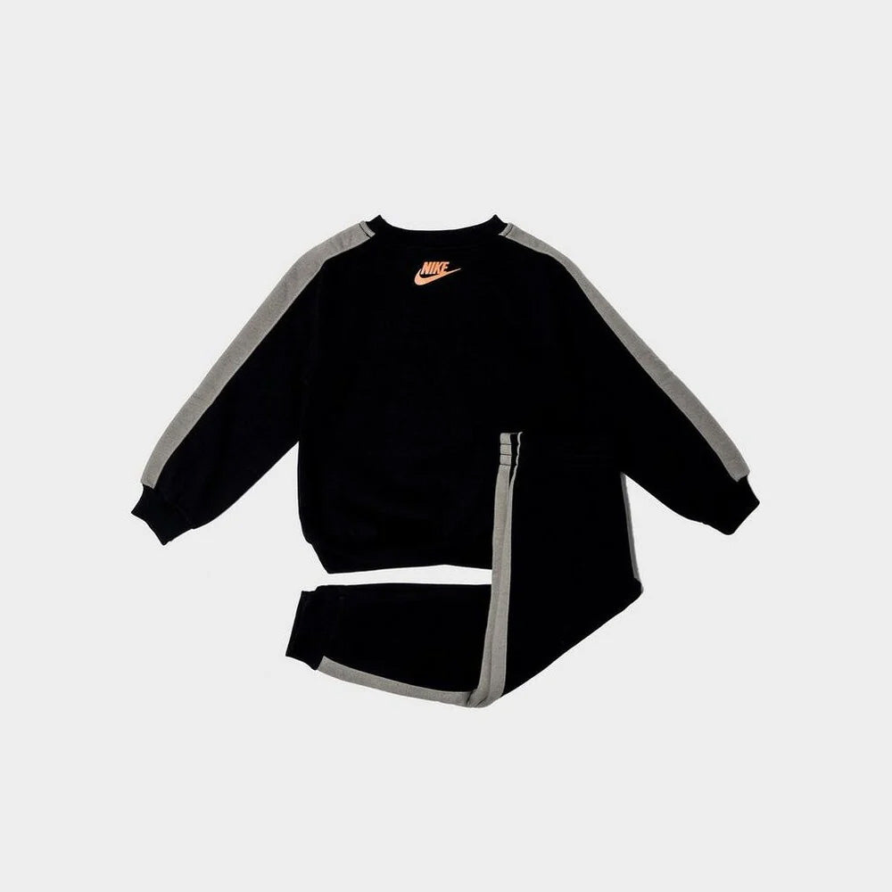 86N497 - Tute - Nike - Completo - BAMBINO/A - Felpa Girocollo & Pantaloni Neri - Patch Grafiche - Trendy Junior - Comfort - Stile Casual