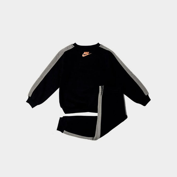 86N497 - Tute - Nike - Completo - BAMBINO/A - Felpa Girocollo & Pantaloni Neri - Patch Grafiche - Trendy Junior - Comfort - Stile Casual