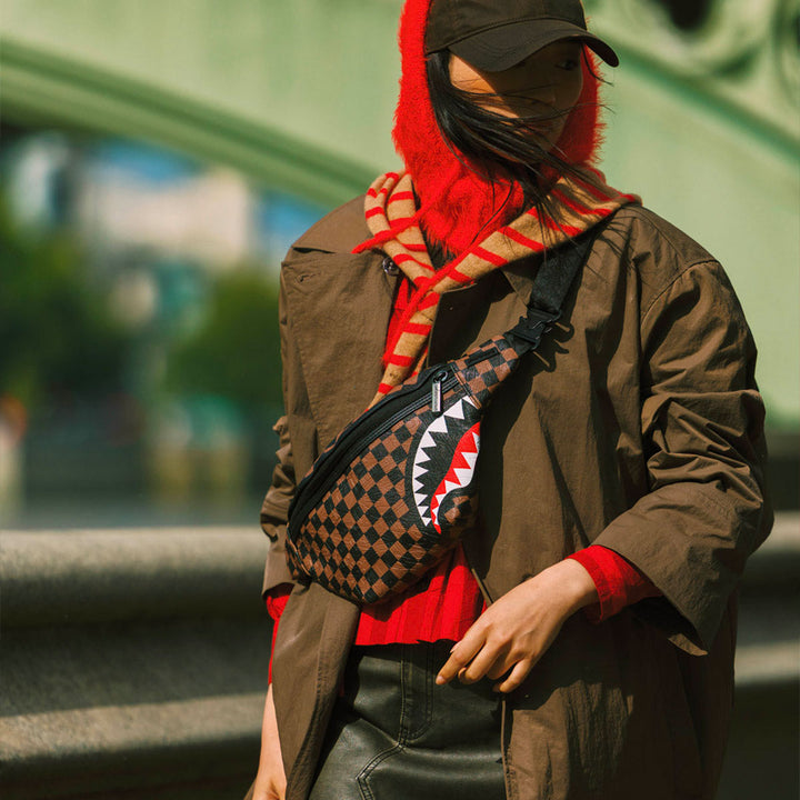 MARSUPIO CROSSBODY SPRAYGROUND SAWTOOTH SHARKS IN PARIS MARRONE DAMIER 910B8240NSZ