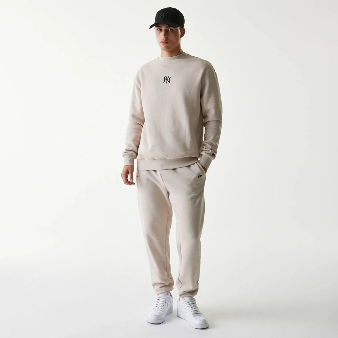 60675773 - Felpe - Uomo - New Era - GIROCOLLO - MLB NY YANKEES - Unisex - LEAGUE ESSENTIAL BEIGE - Casual & Spirito MLB - Capo Essenziale & Versatile - Abbigliamento Autunno/Inverno