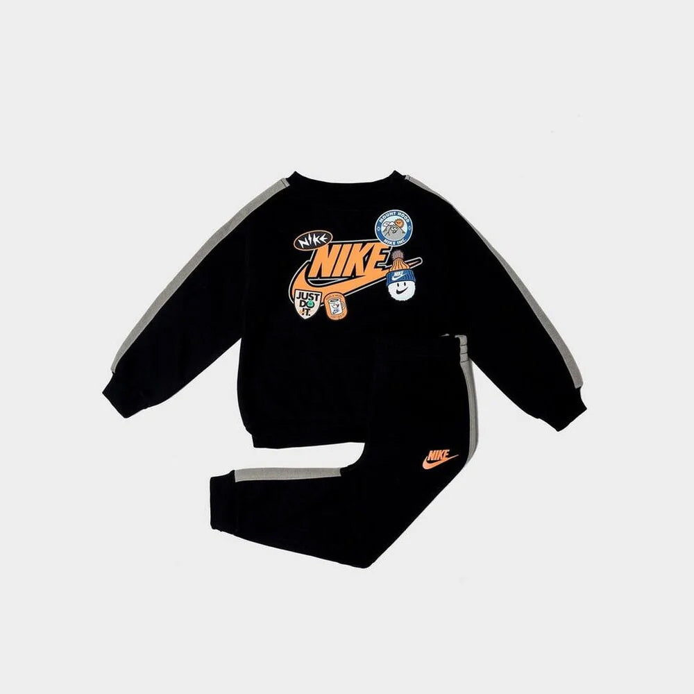 86N497 - Tute - Nike - Completo - BAMBINO/A - Felpa Girocollo & Pantaloni Neri - Patch Grafiche - Trendy Junior - Comfort - Stile Casual