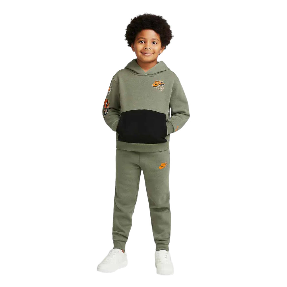 86N496 - Tute - Nike - Completo - BAMBINO/A - Felpa Con Cappuccio & Jogger Verde - Patch Sportive - Look Sportivo Junior - Tema Sportivo - Abbigliamento - Autunno/Inverno - 2025