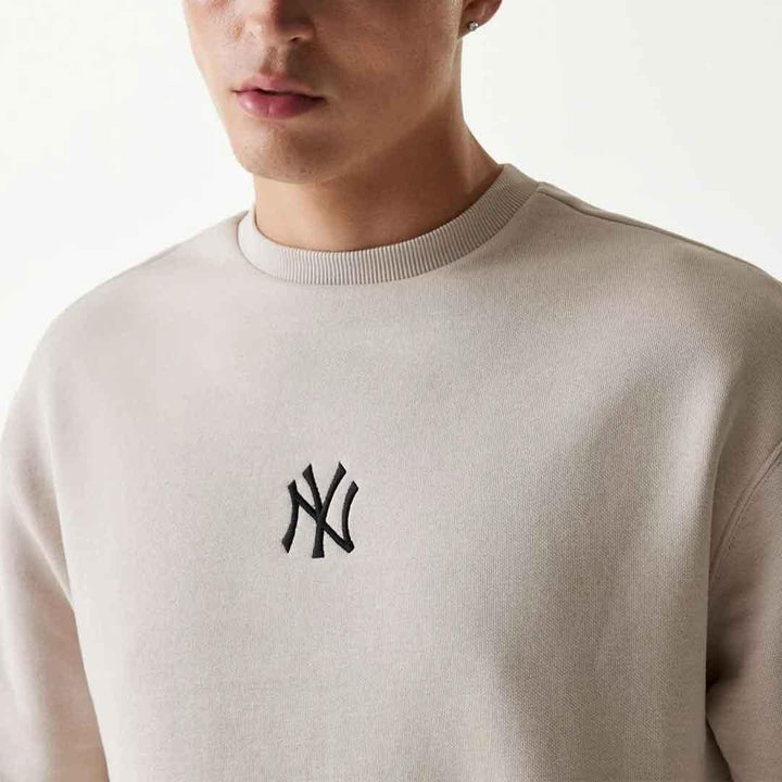 60675773 - Felpe - Uomo - New Era - GIROCOLLO - MLB NY YANKEES - Unisex - LEAGUE ESSENTIAL BEIGE - Casual & Spirito MLB - Capo Essenziale & Versatile - Abbigliamento Autunno/Inverno
