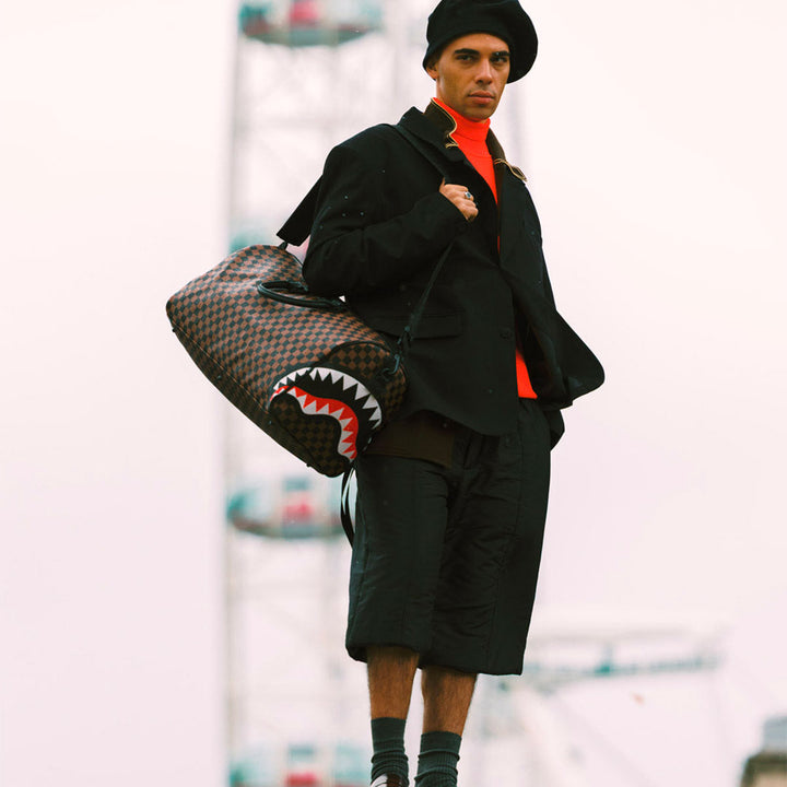 910D8235NSZ - Borse - Sprayground - Borsone - Da Viaggio - DUFFLE BAG SPRAYGROUND SHARKS IN PARIS MONOGRAM - Stampa Sharks - Grafica A Scacchi - All-Over - Accessorio