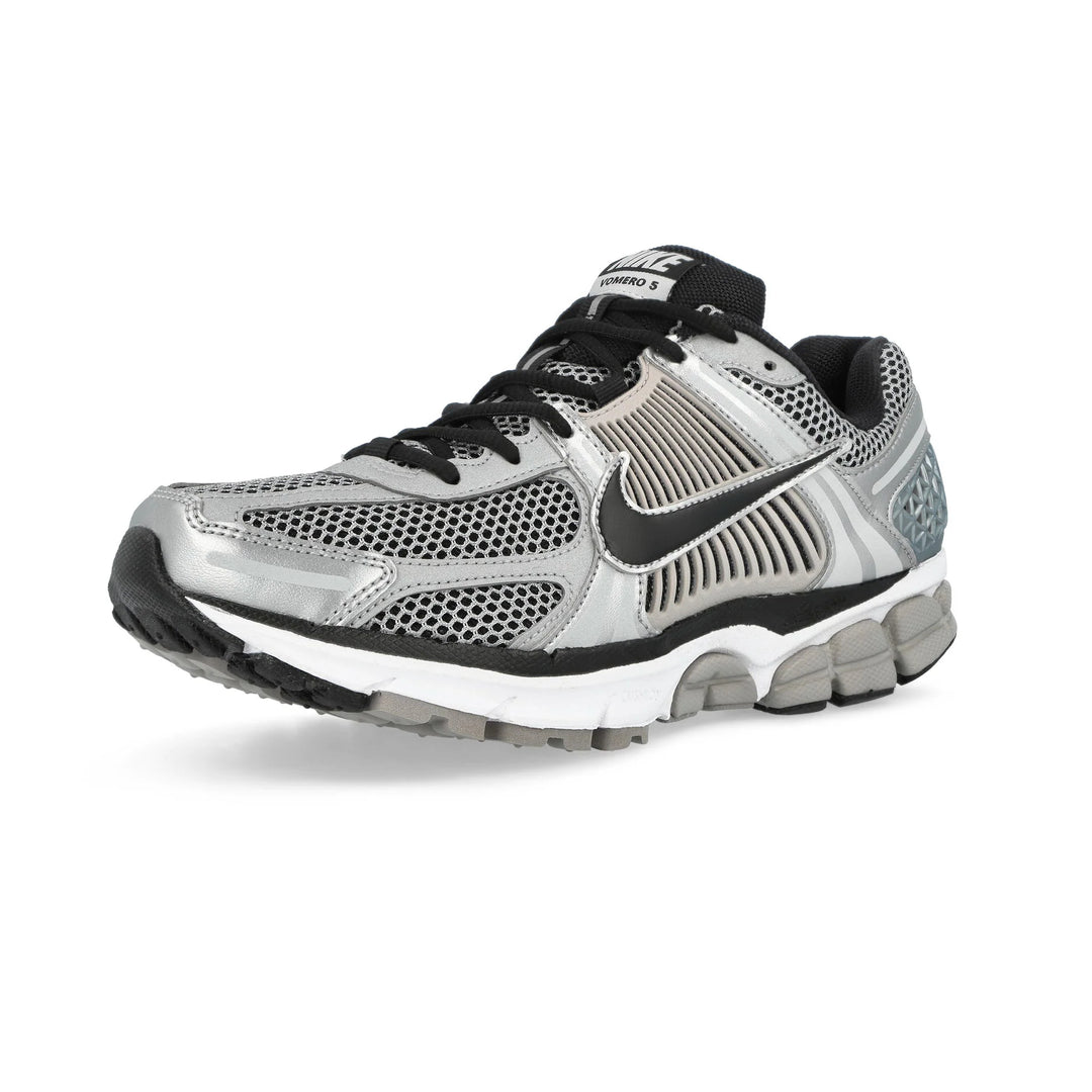SNEAKERS UOMO NIKE ZOOM VOMERO 5 ARGENTO METALLIZZATO E NERO FJ4151