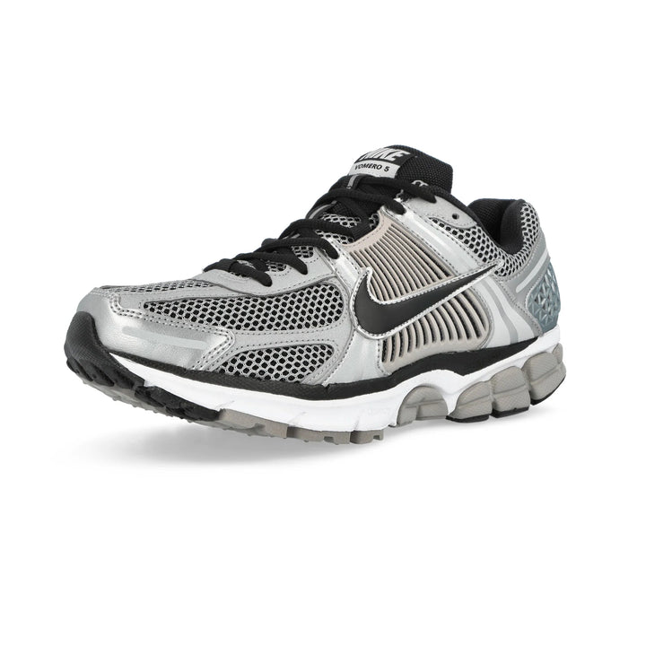 SNEAKERS UOMO NIKE ZOOM VOMERO 5 ARGENTO METALLIZZATO E NERO FJ4151